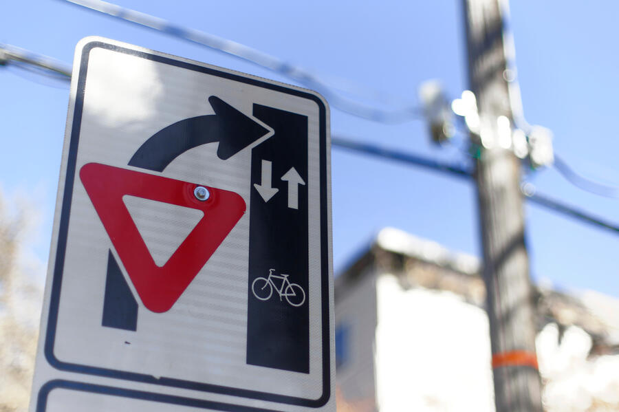 A photo of a 'yield to cyclists' street sign.